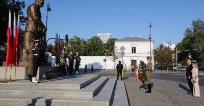 Prezydent złożył wieniec przed pomnikiem marszałka Józefa Piłsudskiego przy Belwederze